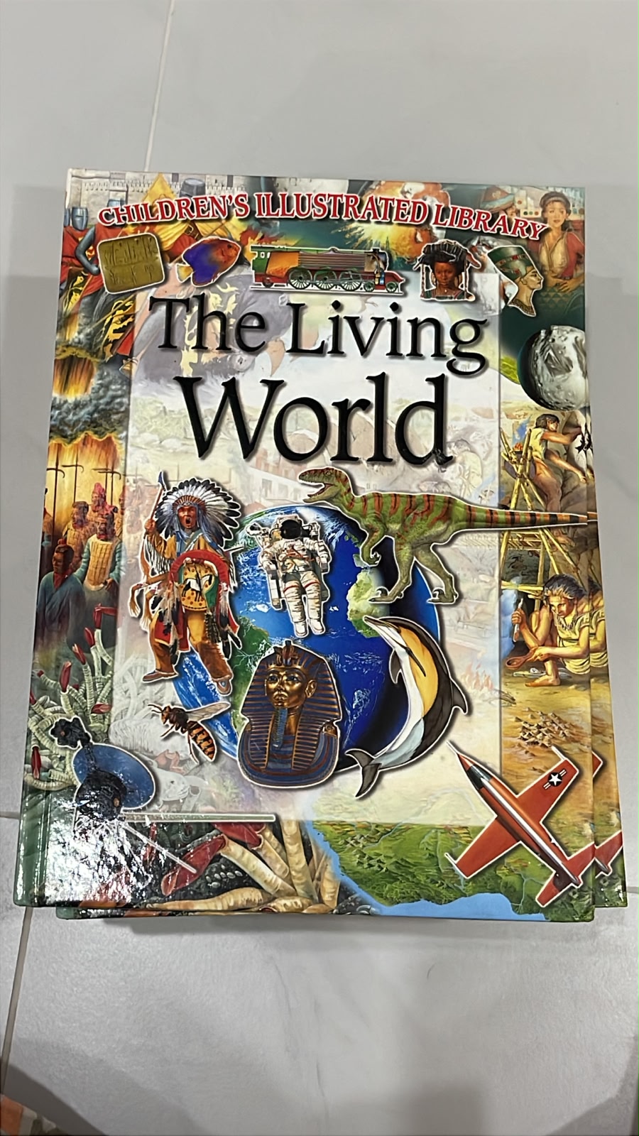 The Living World (Children's Illustrated Library)
