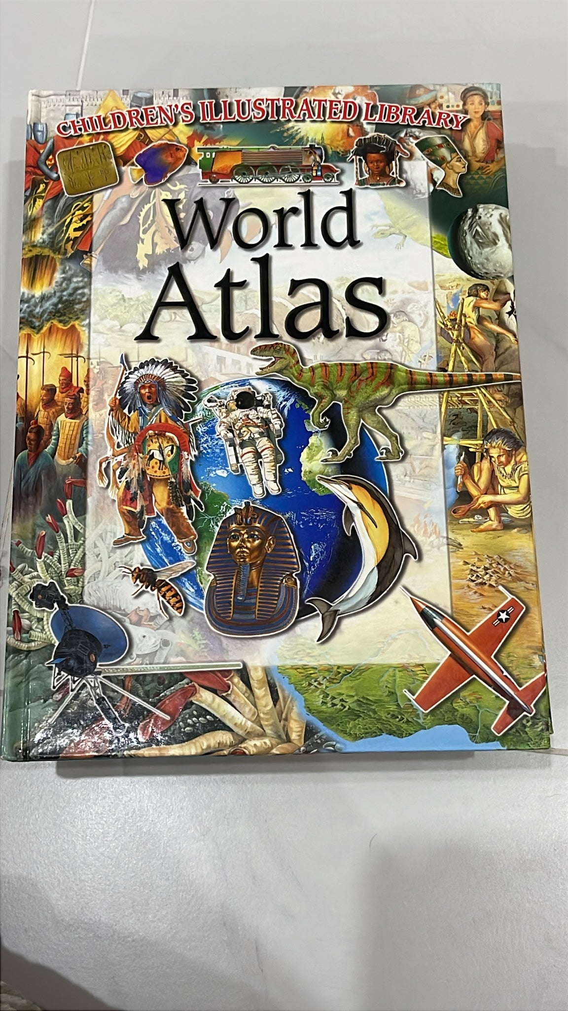 World Atlas (Children's Illustrated Library)